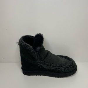 Comfy black uggs